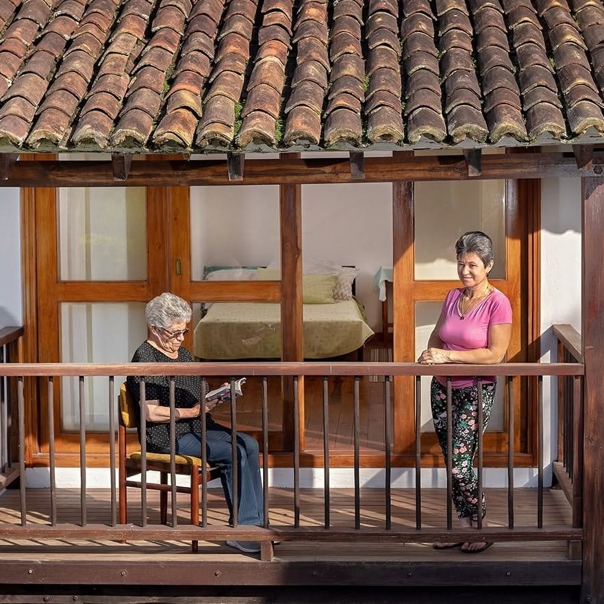 Residentes leyendo en el balcón