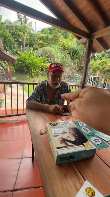 Residente jugando un juego de mesa en el kiosco