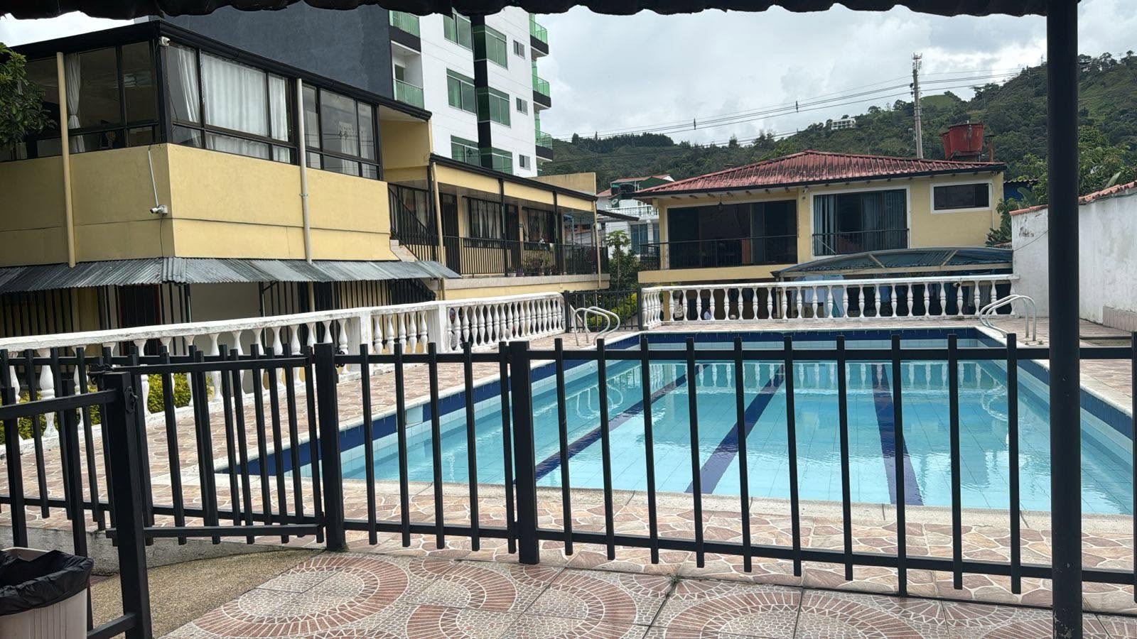 Piscina rodeada de zonas comunes